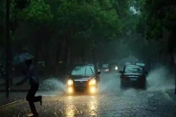 暴雨天氣自駕開車需要注意什么呢